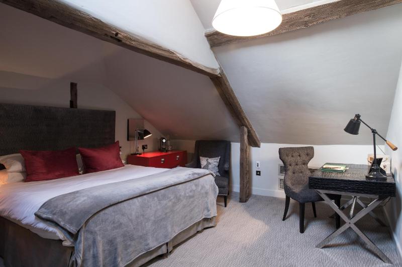 Classic Attic Room  image 3