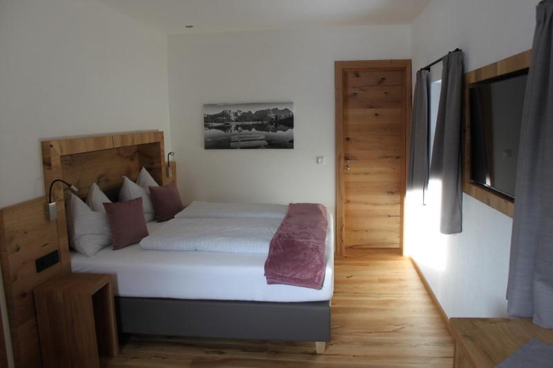 Standard Double Room image 4