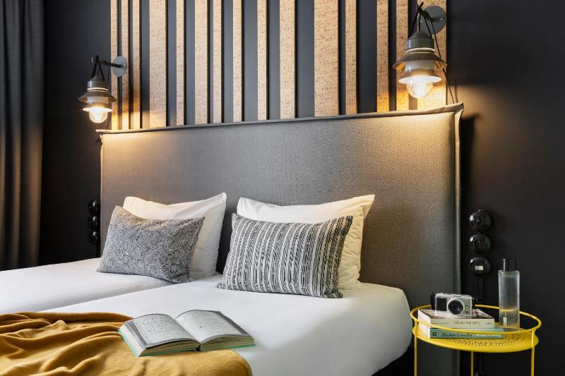 Standard Twin Room image 3