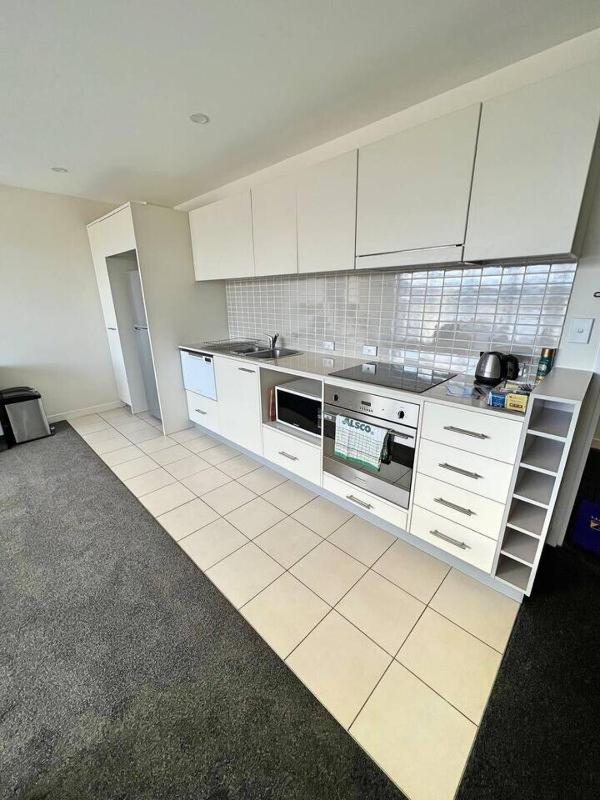 Spacious & High in the Skyplaza - 1bd 1bth Apt - image 12