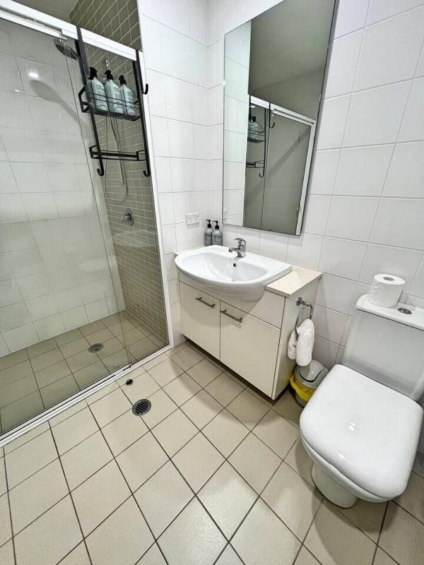 Spacious & High in the Skyplaza - 1bd 1bth Apt - image 5