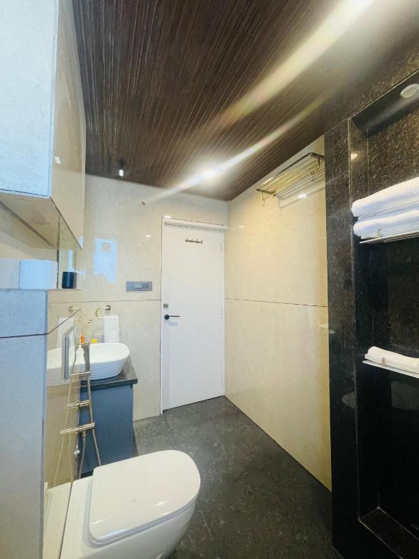 Woodlands Apartment- Fully furnished Luxury Apt - image 10
