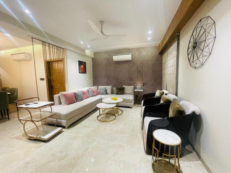 Woodlands Apartment- Fully furnished Luxury Apt - image 11