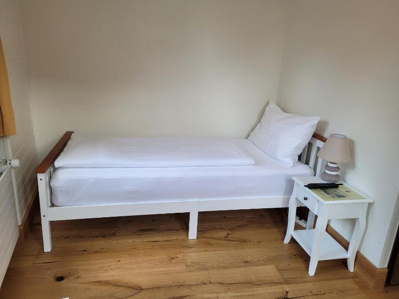 Single Room with Shared Toilet image 4