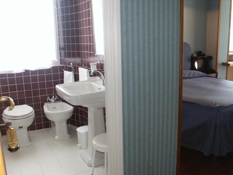 Double Room image 4