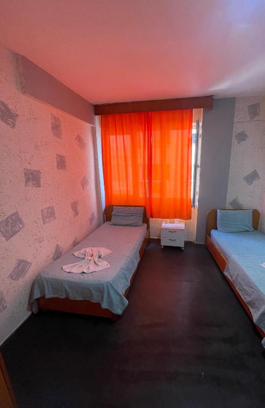 Economy Triple Room with Shared Bathroom image 4