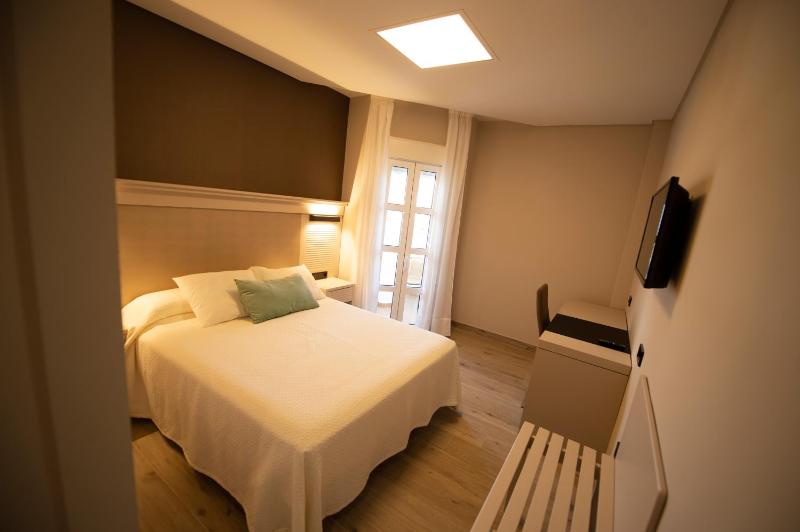 Hotel y Apartamentos Diufain - image 3