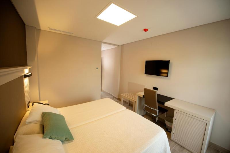 Hotel y Apartamentos Diufain - image 4