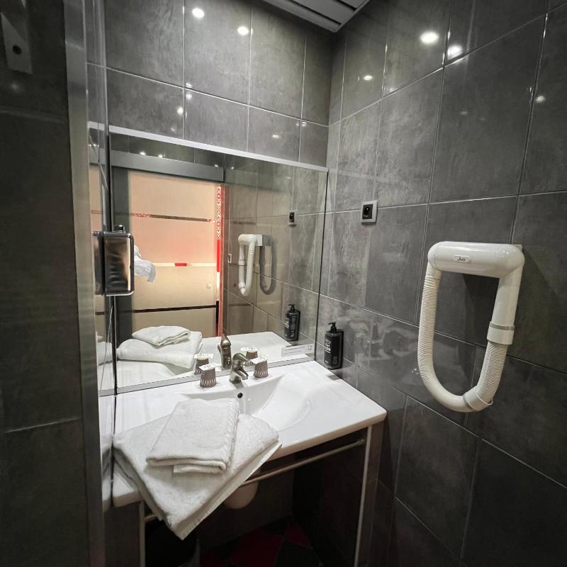 Standard Twin Room image 4