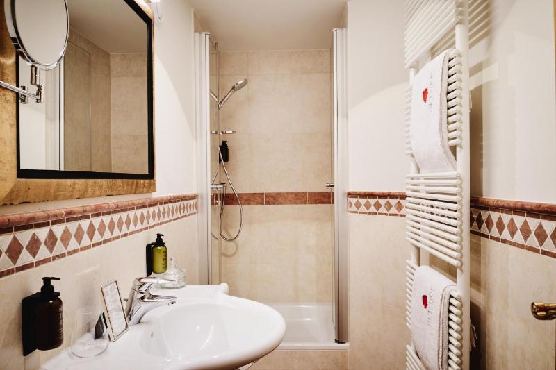 Double Room image 4