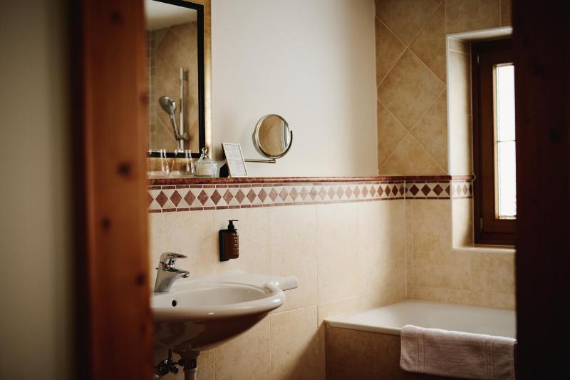Large Double Room image 4