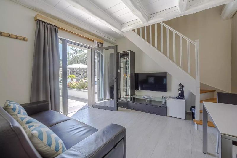 King Room with Pool View image 1