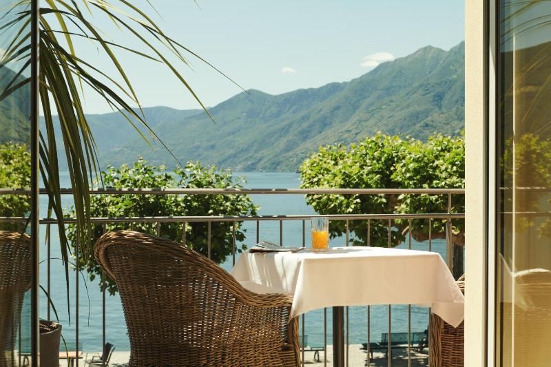 Suite with Lake View and Balcony image 4