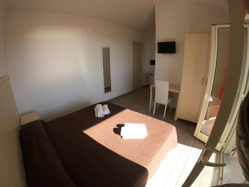 Double Room image 4