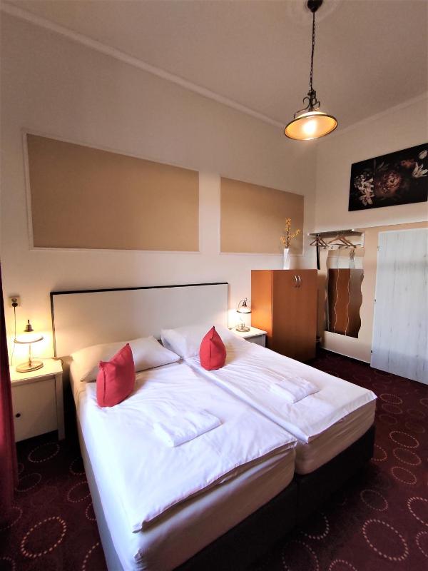 Double Room image 4