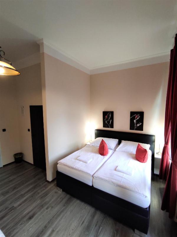 Double Room with Extra Bed image 3