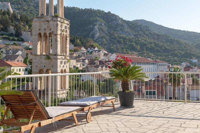 One-Bedroom Apartment image 4