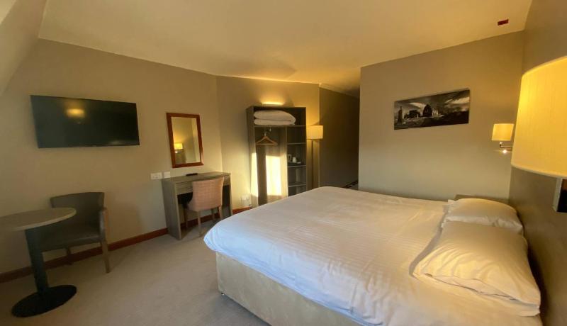 Superior King Room image 4