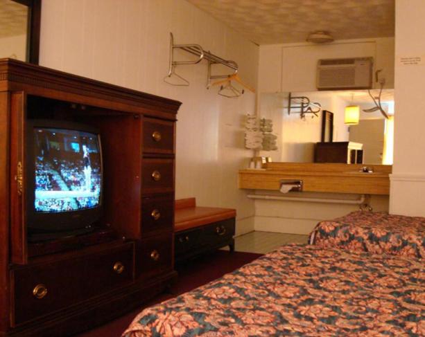 Double Room with Two Double Beds - Smoking image 1
