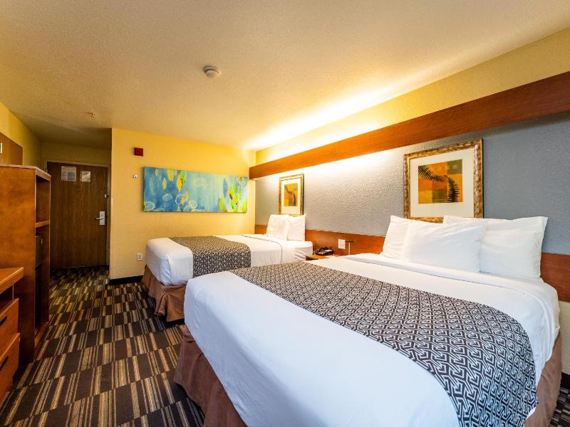 Queen Room with Two Queen Beds - Non-Smoking image 4