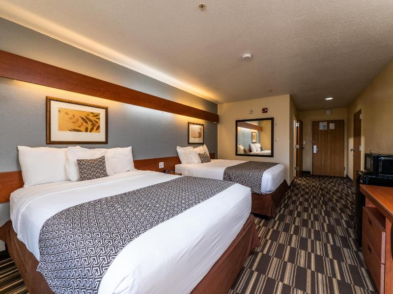 Queen Room with Two Queen Beds and Bath Tub - Hearing Accessible/Non-Smoking image 2