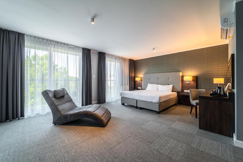Deluxe Double Room with Balcony image 1
