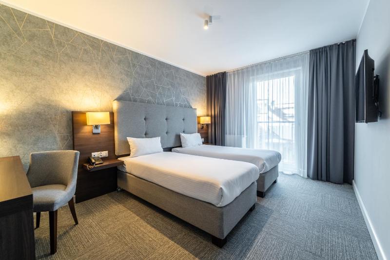 Deluxe Double Room with Balcony image 4