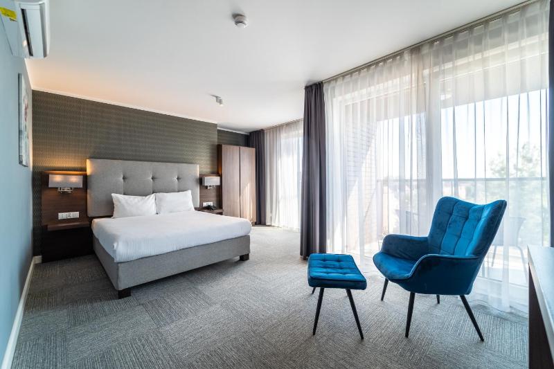 Deluxe Double Room with Balcony image 2