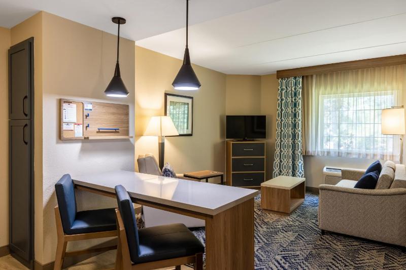 One-Bedroom Queen Suite image 2