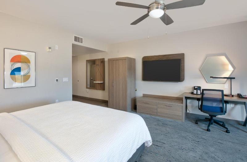 Standard King Room image 4