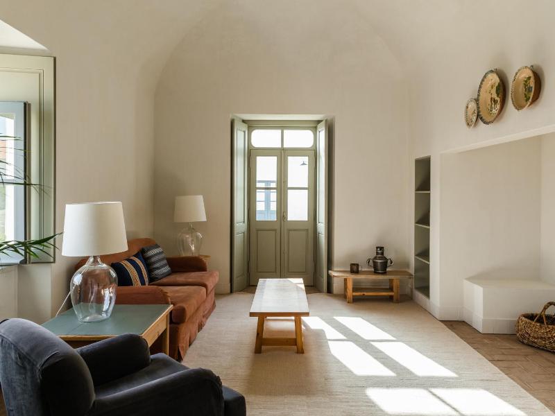 Two-Bedroom House - Yard image 1