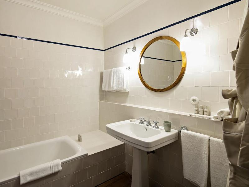 Two-Bedroom House - Yard image 4