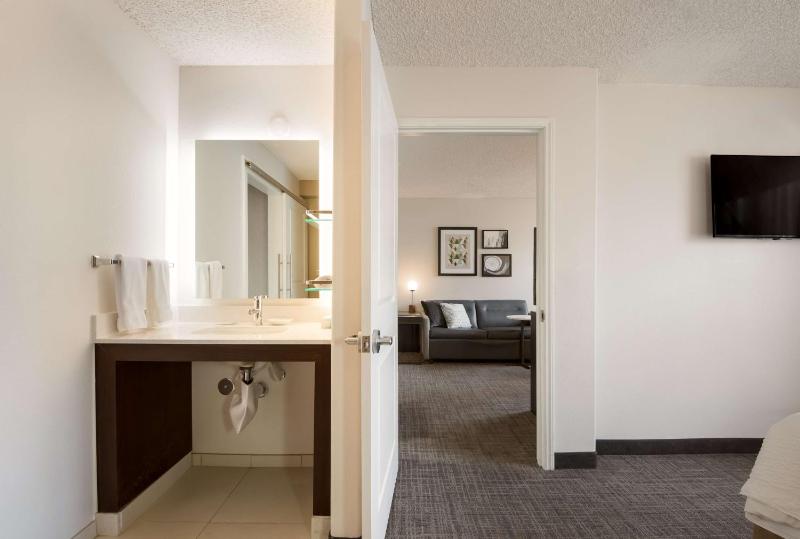 One-Bedroom King Suite - Non-Smoking image 3