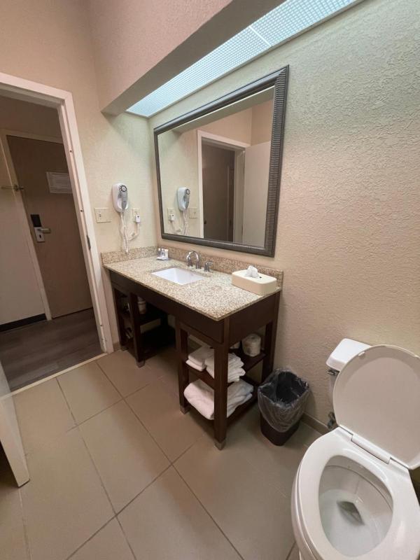 King Room - Non-Smoking image 3