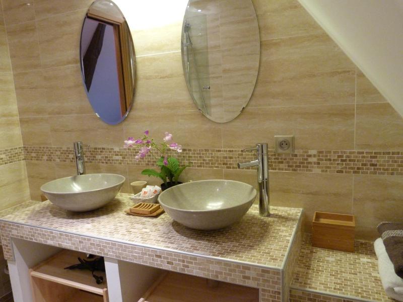 Deluxe Double Room with Bath image 3