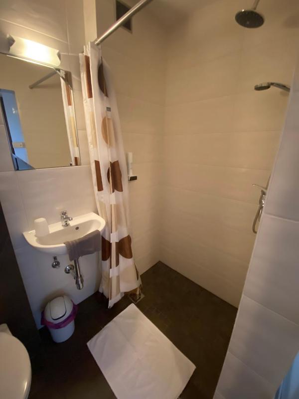 Single Room image 3