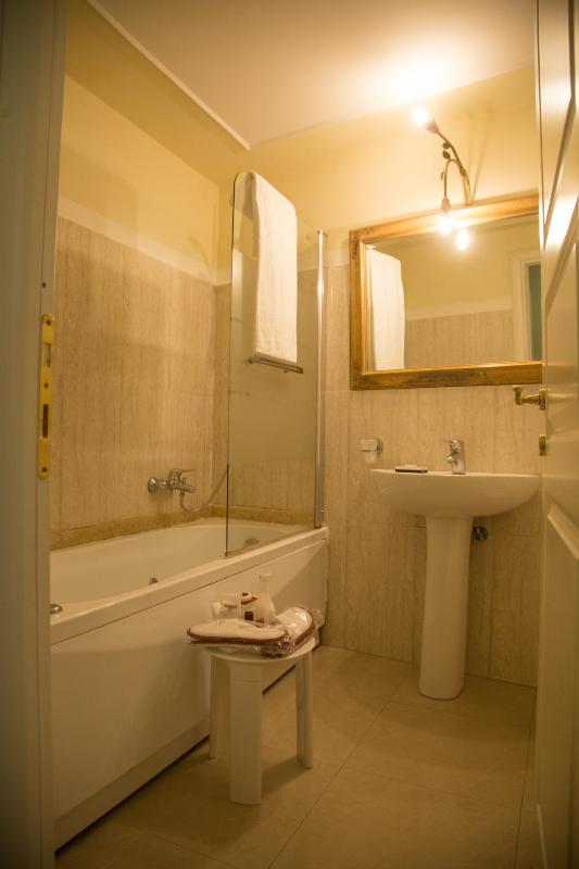 Standard Triple Room image 4