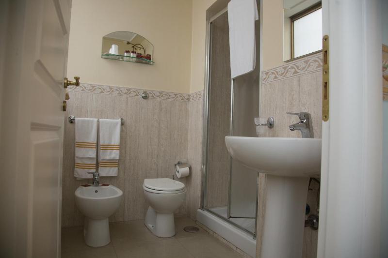 Economy Double Room image 4