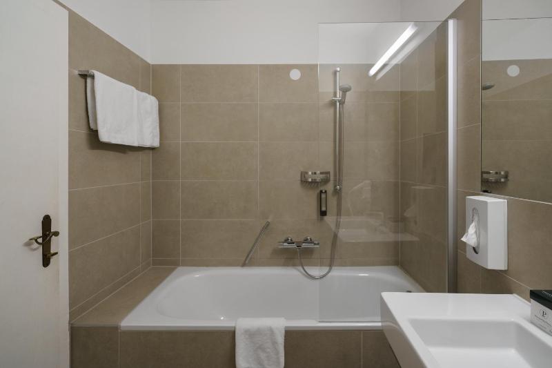 Deluxe Double Room image 2