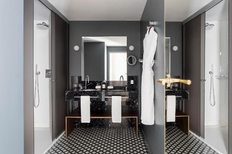 Deluxe Junior Suite image 4