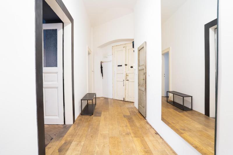 Prague Days - Family-friendly Apartment with Smart TV in quiet Vinohrady - image 10