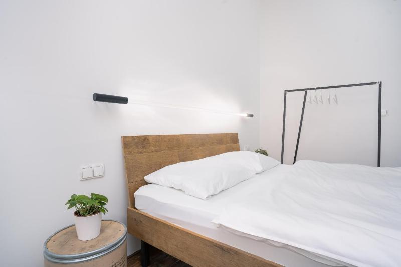 Prague Days - Family-friendly Apartment with Smart TV in quiet Vinohrady - image 6