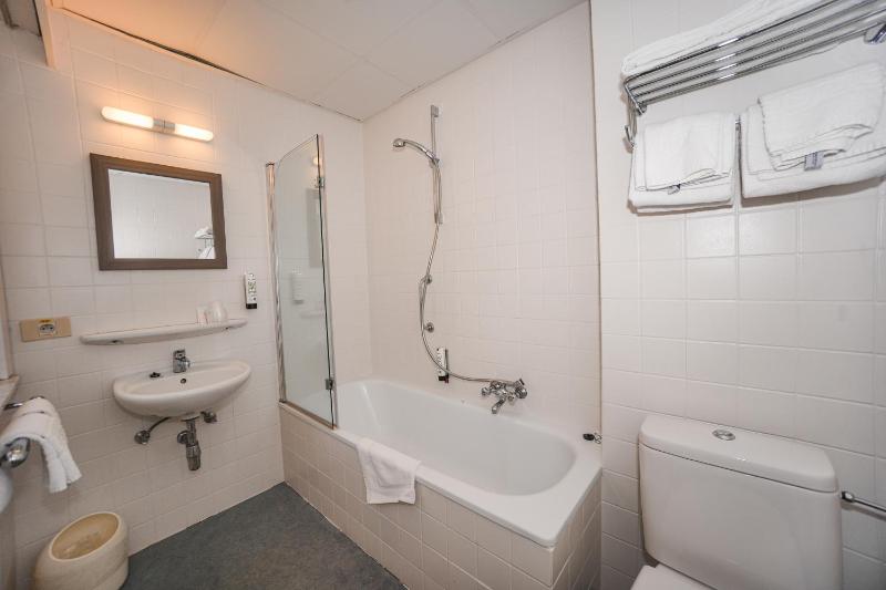 Standard Quadruple Room image 2