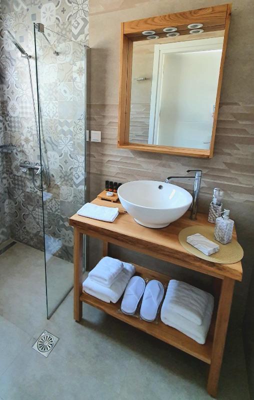 Deluxe Double Room with Balcony and Sea View image 3