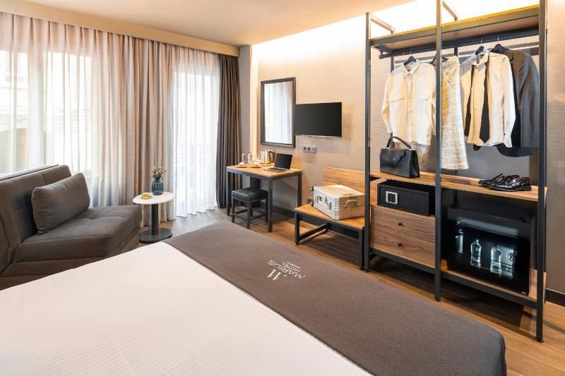 Deluxe Triple Room image 4