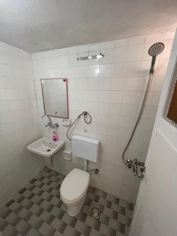 Single Room with Bathroom image 4