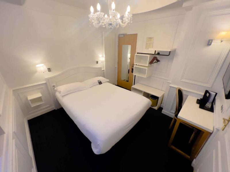 Classic Double Room image 3
