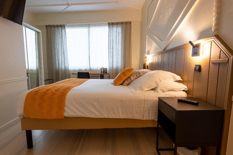 Double Room with Sea View image 3