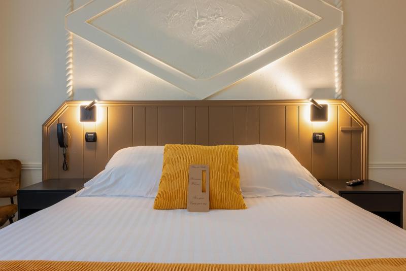 Double Room with Sea View image 4