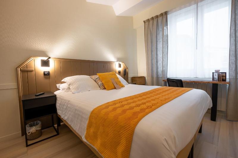 Standard Double Room image 4